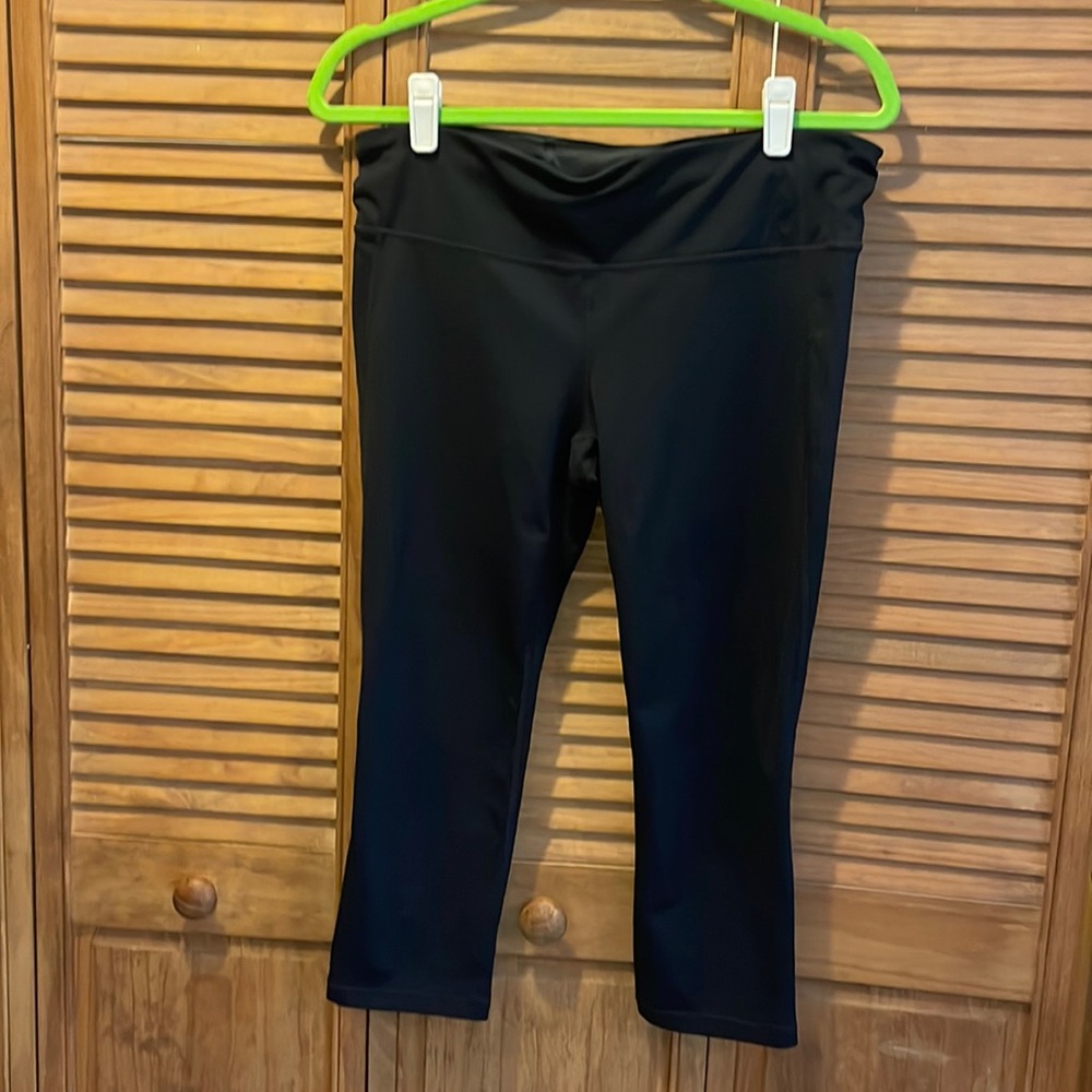 GAP Black capri workout leggings size Large